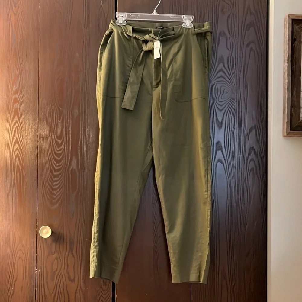 Banana Republic linen blend dark green pants with tie at the waist. Size 14 NWT